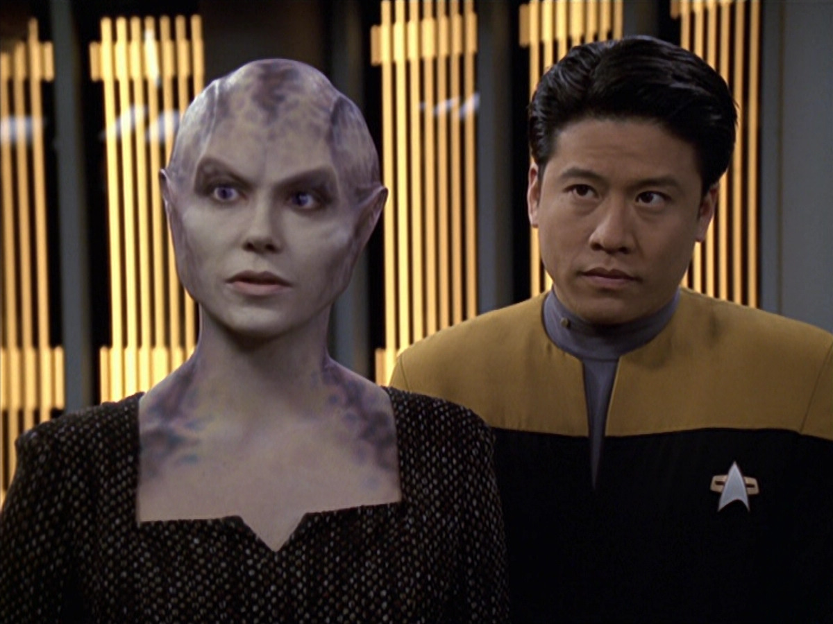 extant_StarTrek_VOY_6x18-AshesToAshes_01477.jpg