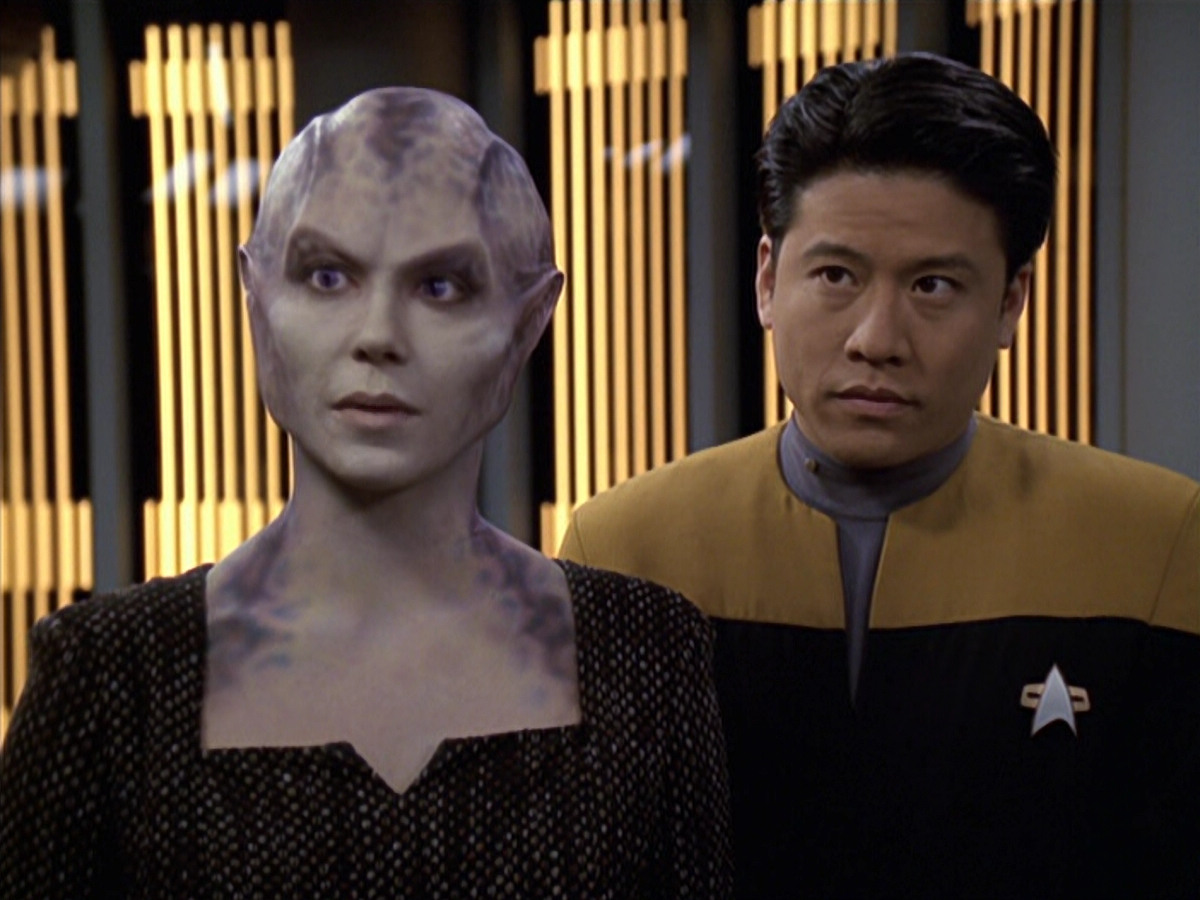 extant_StarTrek_VOY_6x18-AshesToAshes_01478.jpg