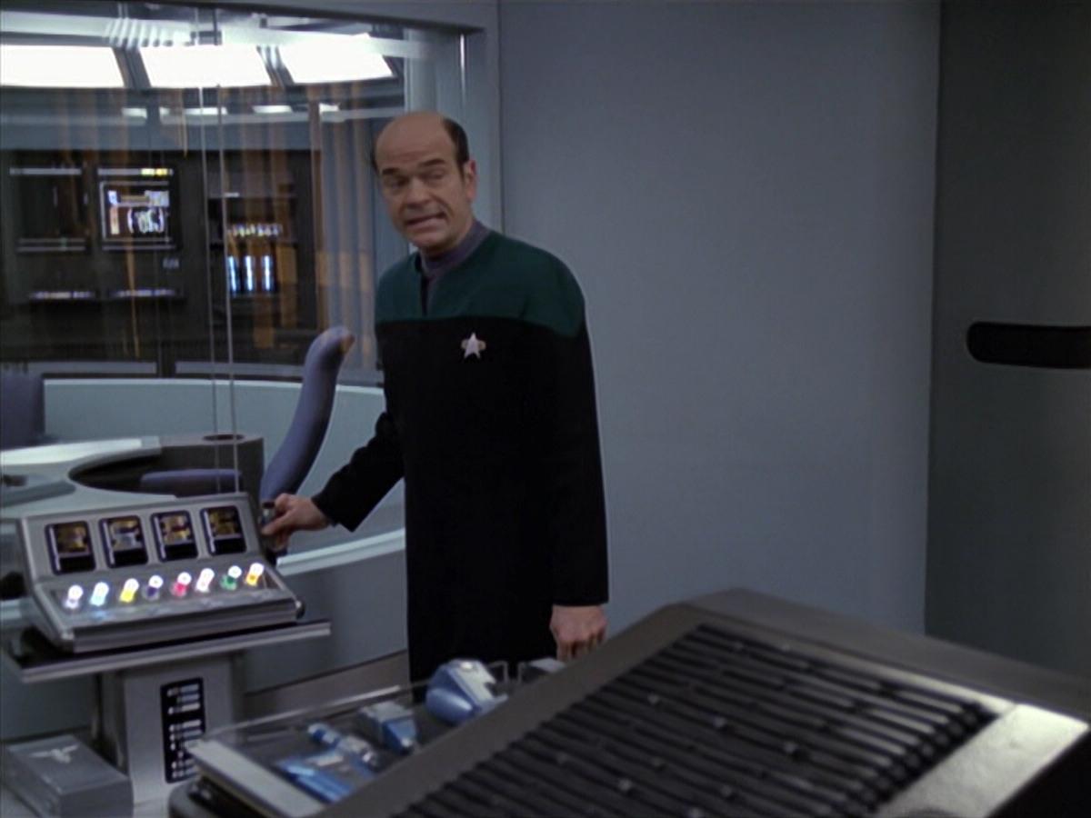 extant_StarTrek_VOY_6x18-AshesToAshes_01487.jpg
