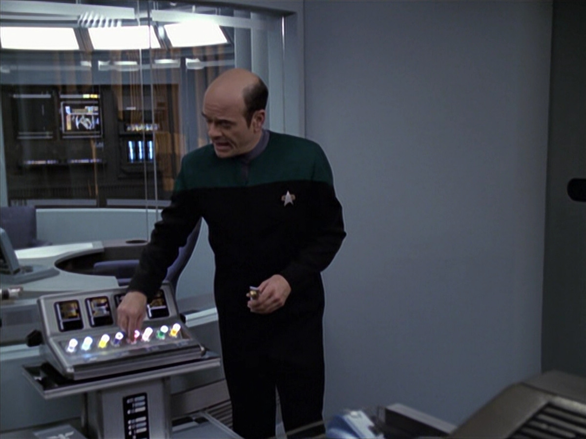 extant_StarTrek_VOY_6x18-AshesToAshes_01490.jpg