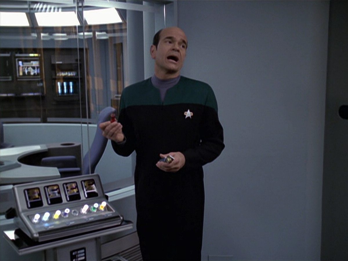 extant_StarTrek_VOY_6x18-AshesToAshes_01492.jpg