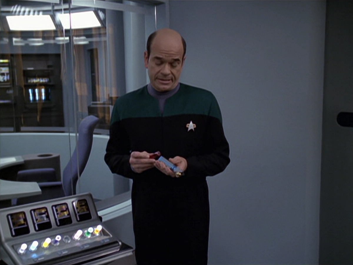 extant_StarTrek_VOY_6x18-AshesToAshes_01494.jpg