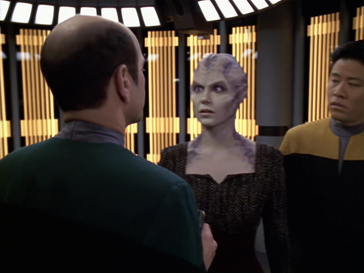 extant_StarTrek_VOY_6x18-AshesToAshes_01502.jpg