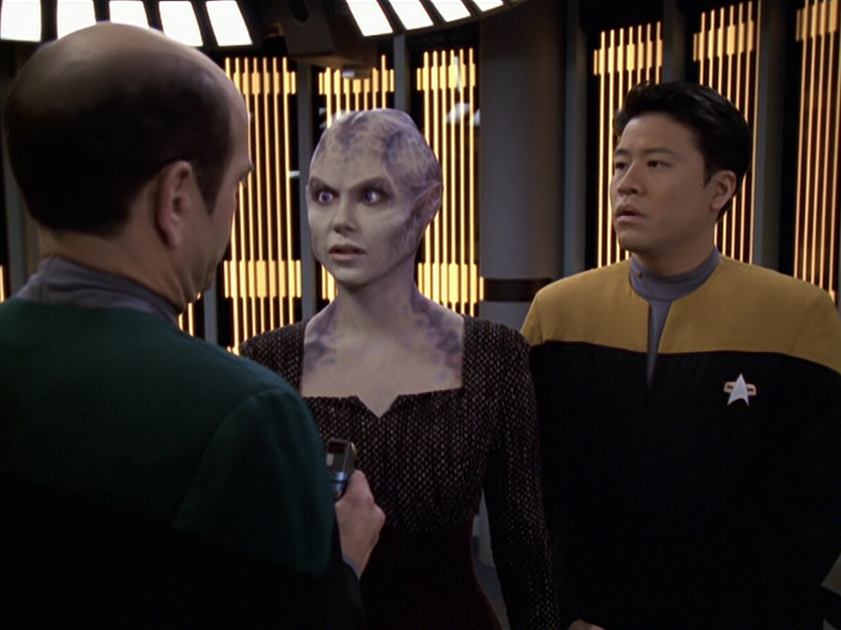 extant_StarTrek_VOY_6x18-AshesToAshes_01505.jpg