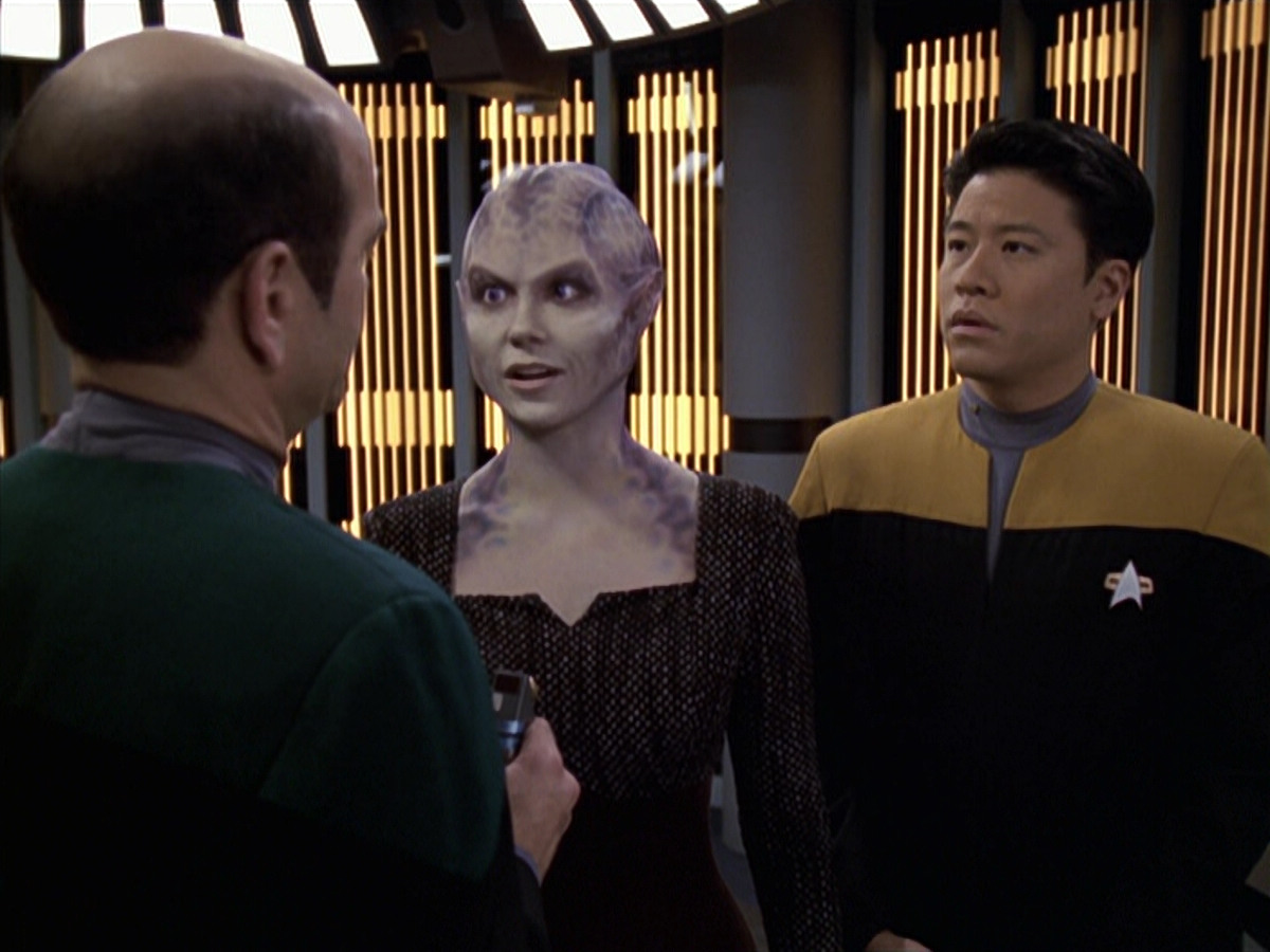 extant_StarTrek_VOY_6x18-AshesToAshes_01510.jpg