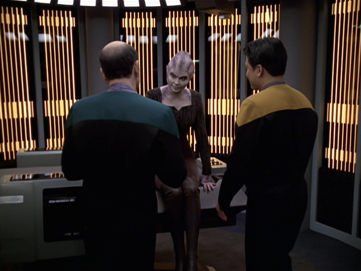extant_StarTrek_VOY_6x18-AshesToAshes_01517.jpg