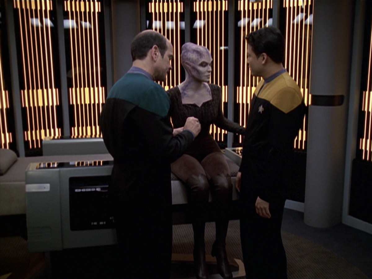extant_StarTrek_VOY_6x18-AshesToAshes_01520.jpg