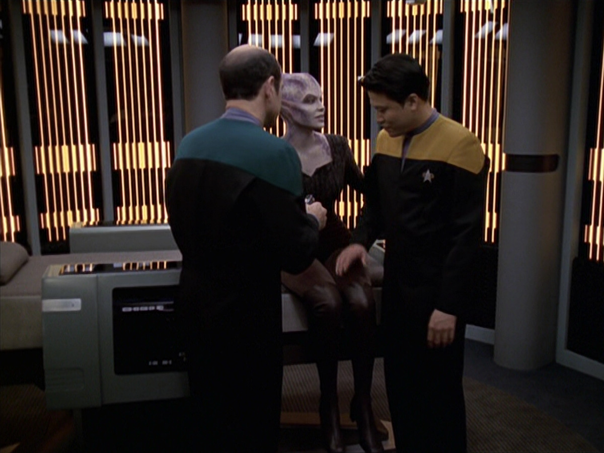 extant_StarTrek_VOY_6x18-AshesToAshes_01521.jpg