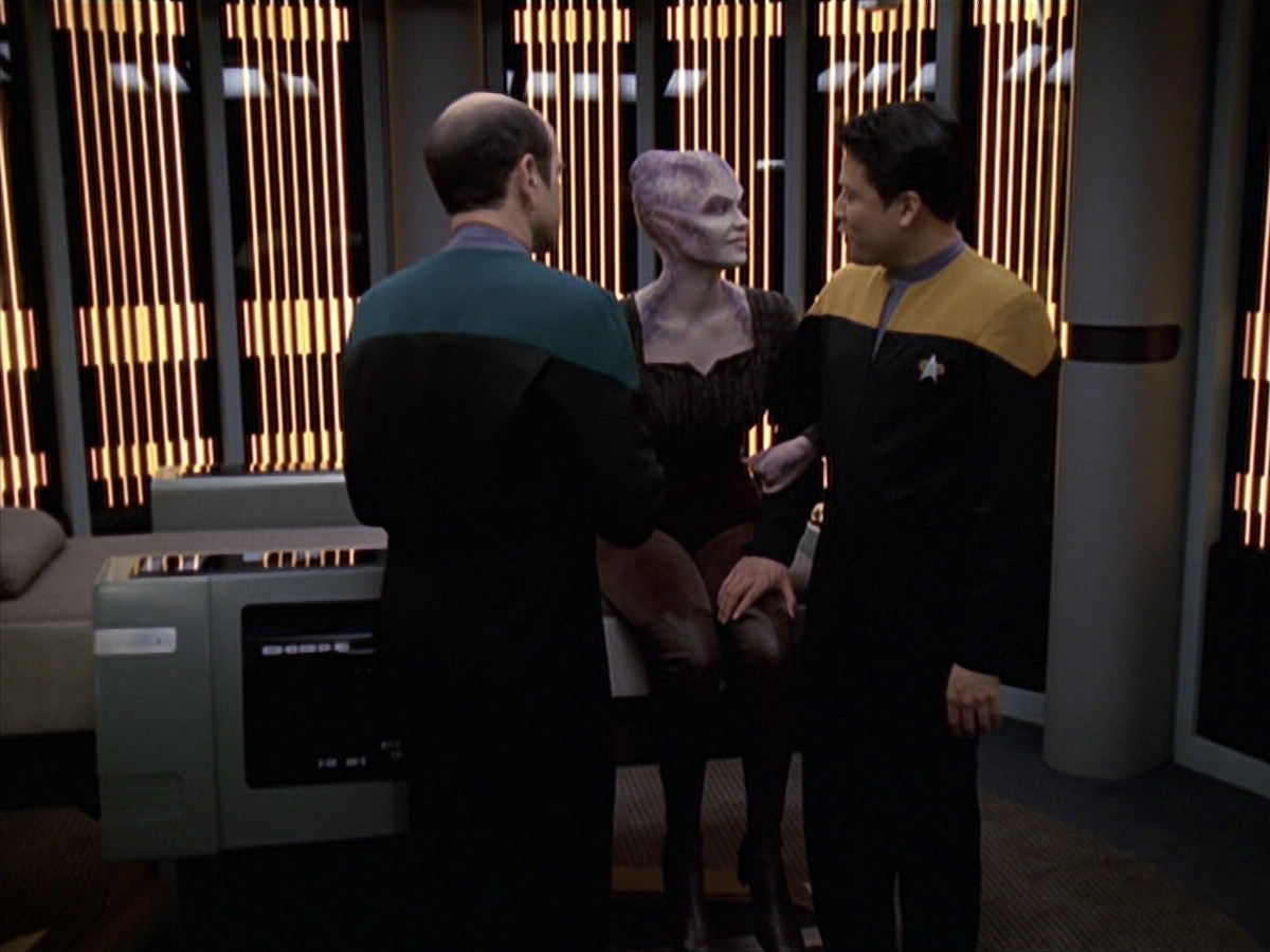 extant_StarTrek_VOY_6x18-AshesToAshes_01523.jpg