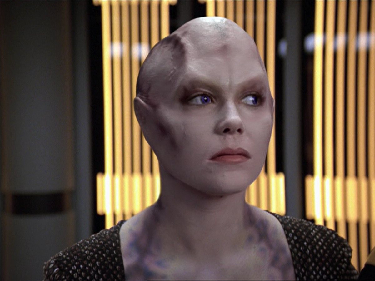 extant_StarTrek_VOY_6x18-AshesToAshes_01534.jpg