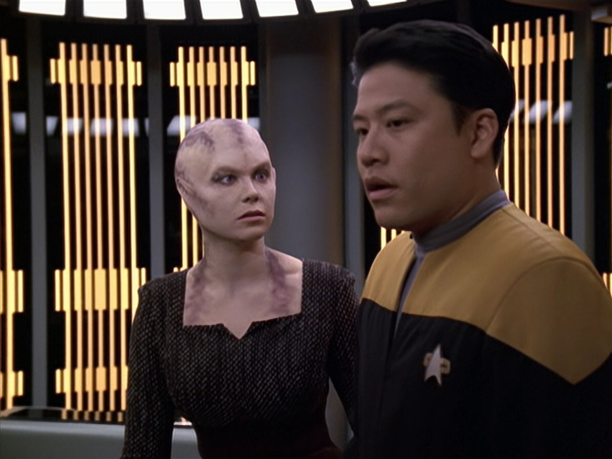 extant_StarTrek_VOY_6x18-AshesToAshes_01546.jpg