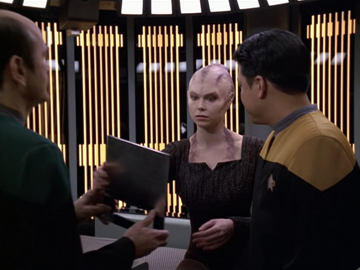 extant_StarTrek_VOY_6x18-AshesToAshes_01549.jpg