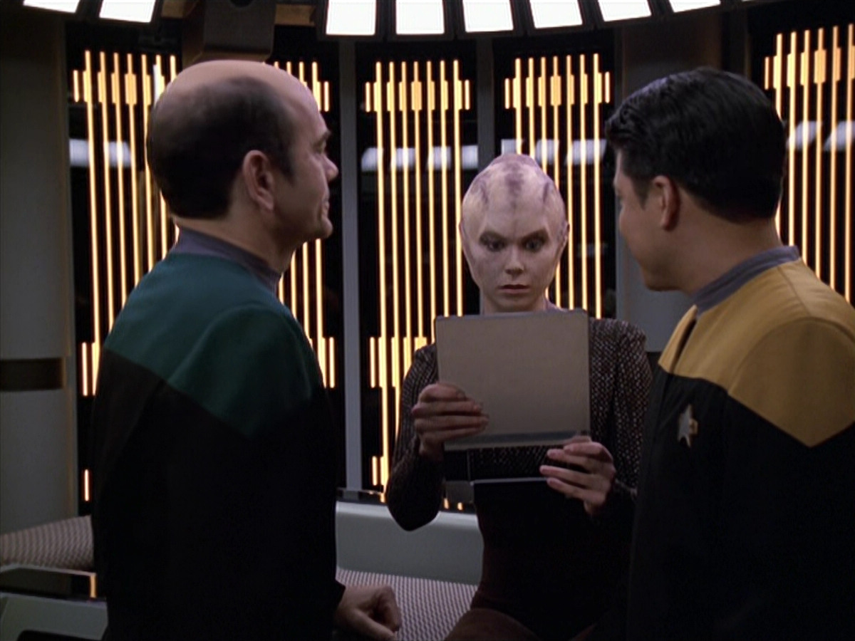 extant_StarTrek_VOY_6x18-AshesToAshes_01552.jpg