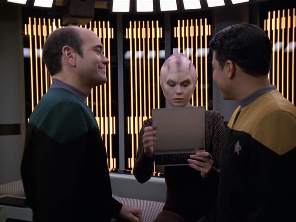 extant_StarTrek_VOY_6x18-AshesToAshes_01553.jpg