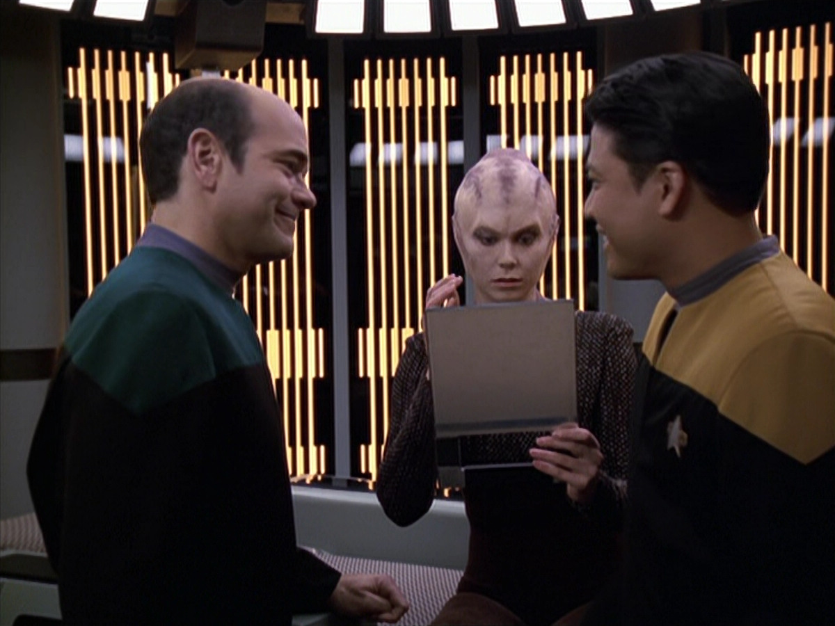 extant_StarTrek_VOY_6x18-AshesToAshes_01554.jpg