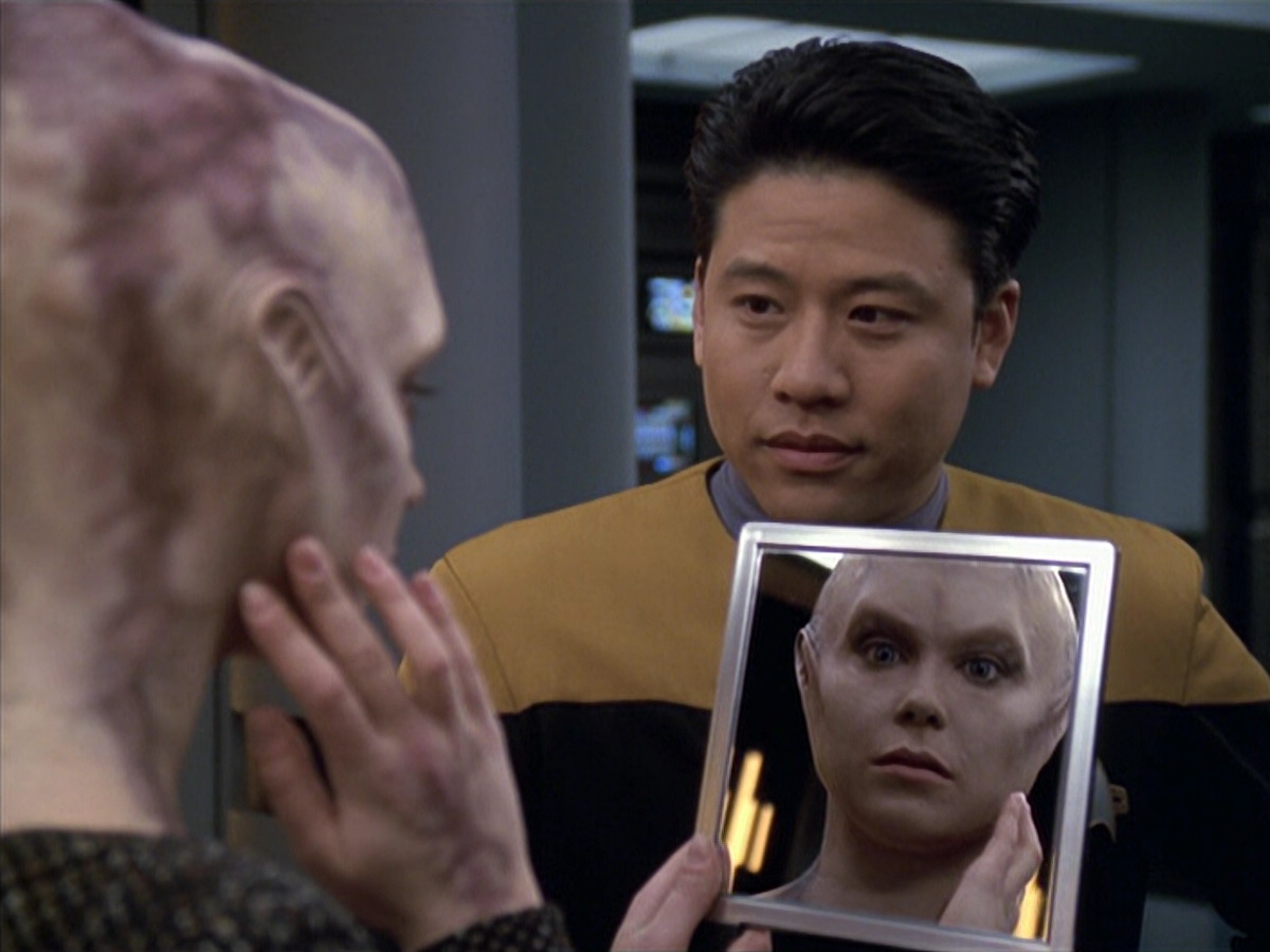 extant_StarTrek_VOY_6x18-AshesToAshes_01559.jpg