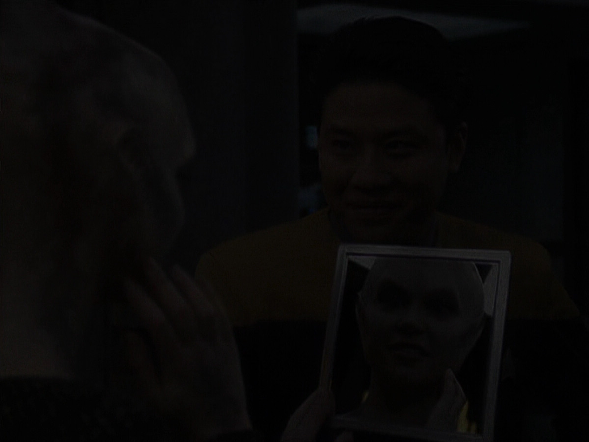 extant_StarTrek_VOY_6x18-AshesToAshes_01565.jpg