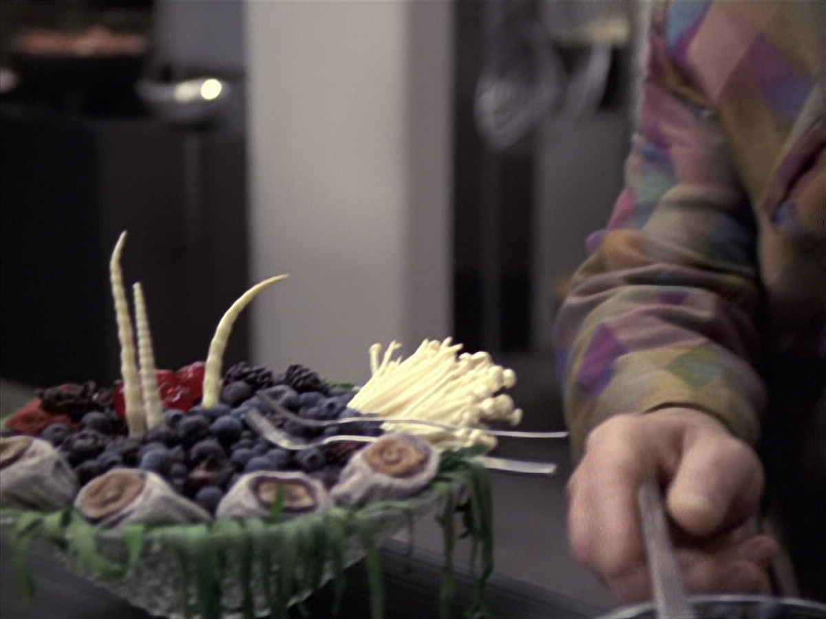 extant_StarTrek_VOY_6x18-AshesToAshes_01570.jpg