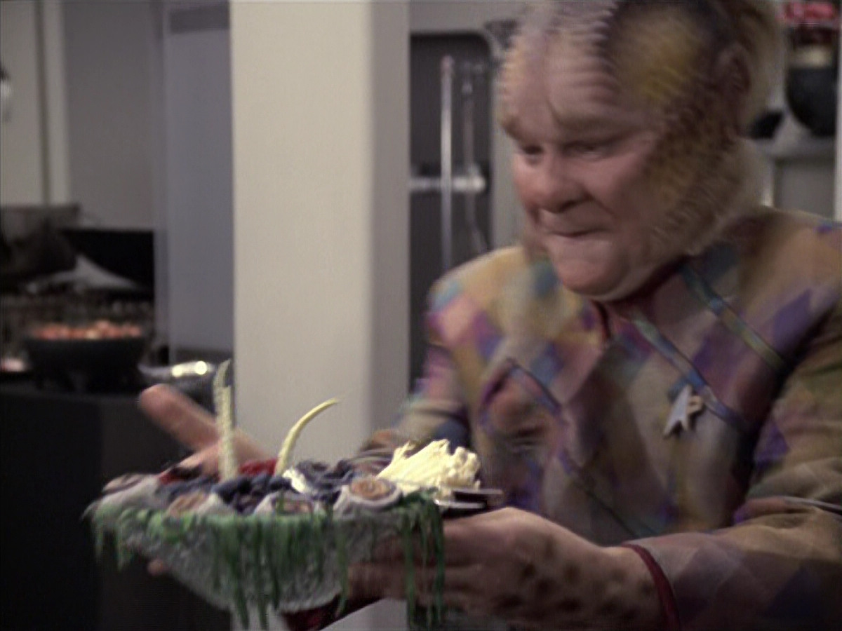 extant_StarTrek_VOY_6x18-AshesToAshes_01572.jpg