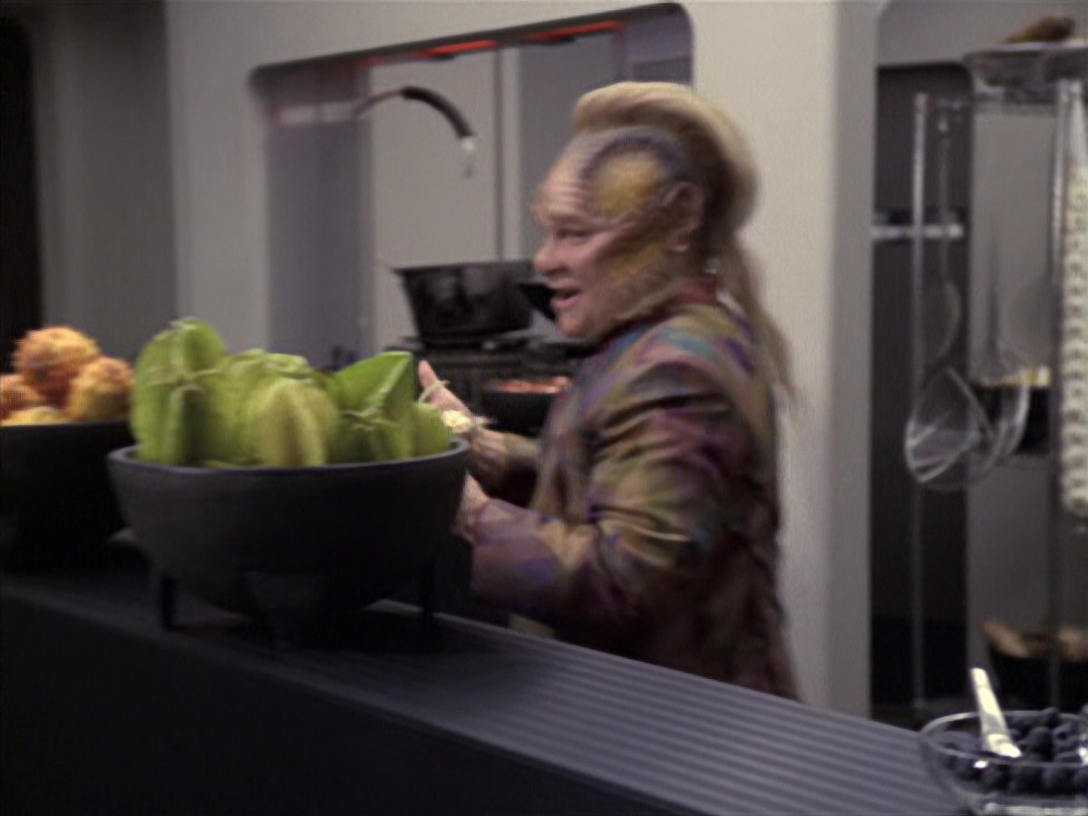 extant_StarTrek_VOY_6x18-AshesToAshes_01574.jpg