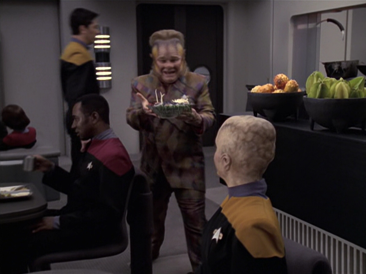 extant_StarTrek_VOY_6x18-AshesToAshes_01577.jpg
