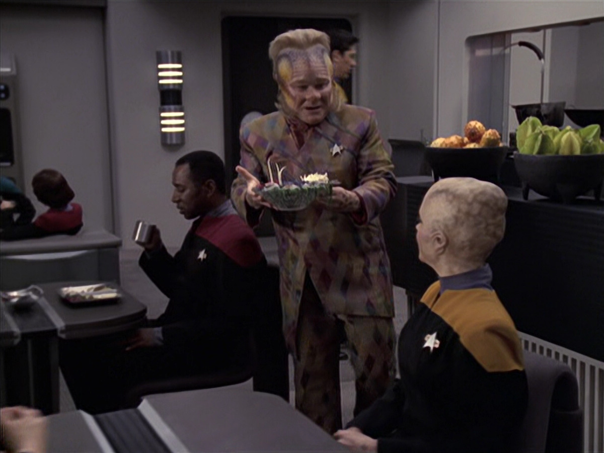 extant_StarTrek_VOY_6x18-AshesToAshes_01578.jpg