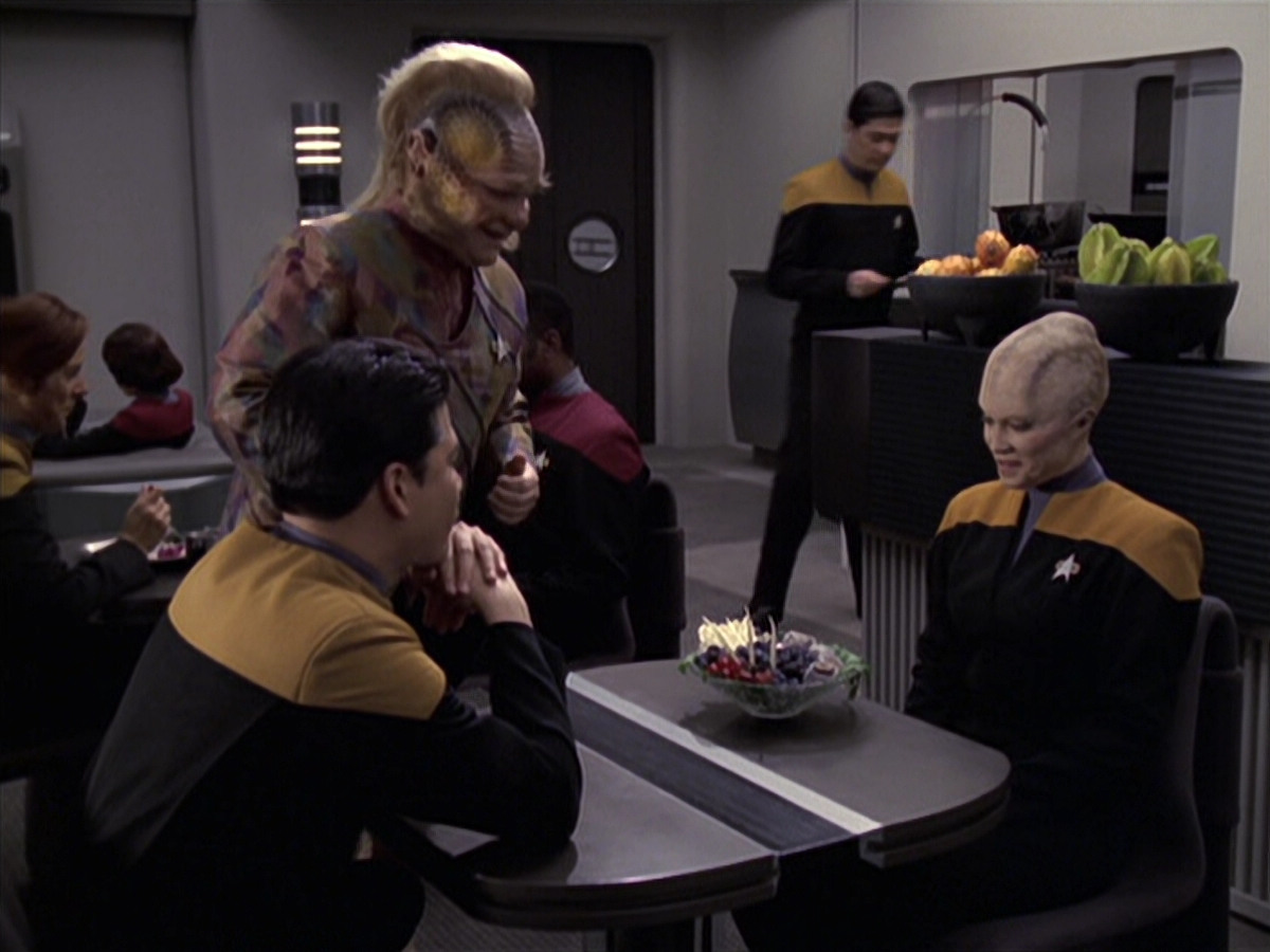 extant_StarTrek_VOY_6x18-AshesToAshes_01582.jpg
