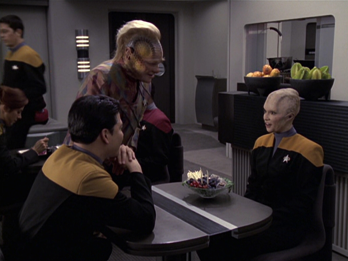 extant_StarTrek_VOY_6x18-AshesToAshes_01585.jpg