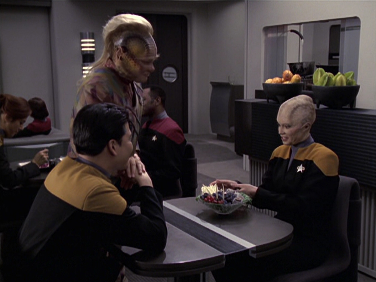 extant_StarTrek_VOY_6x18-AshesToAshes_01586.jpg