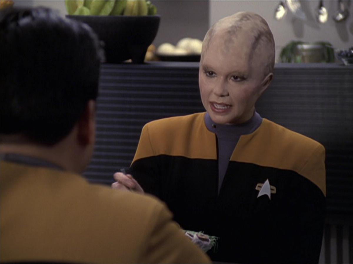 extant_StarTrek_VOY_6x18-AshesToAshes_01594.jpg