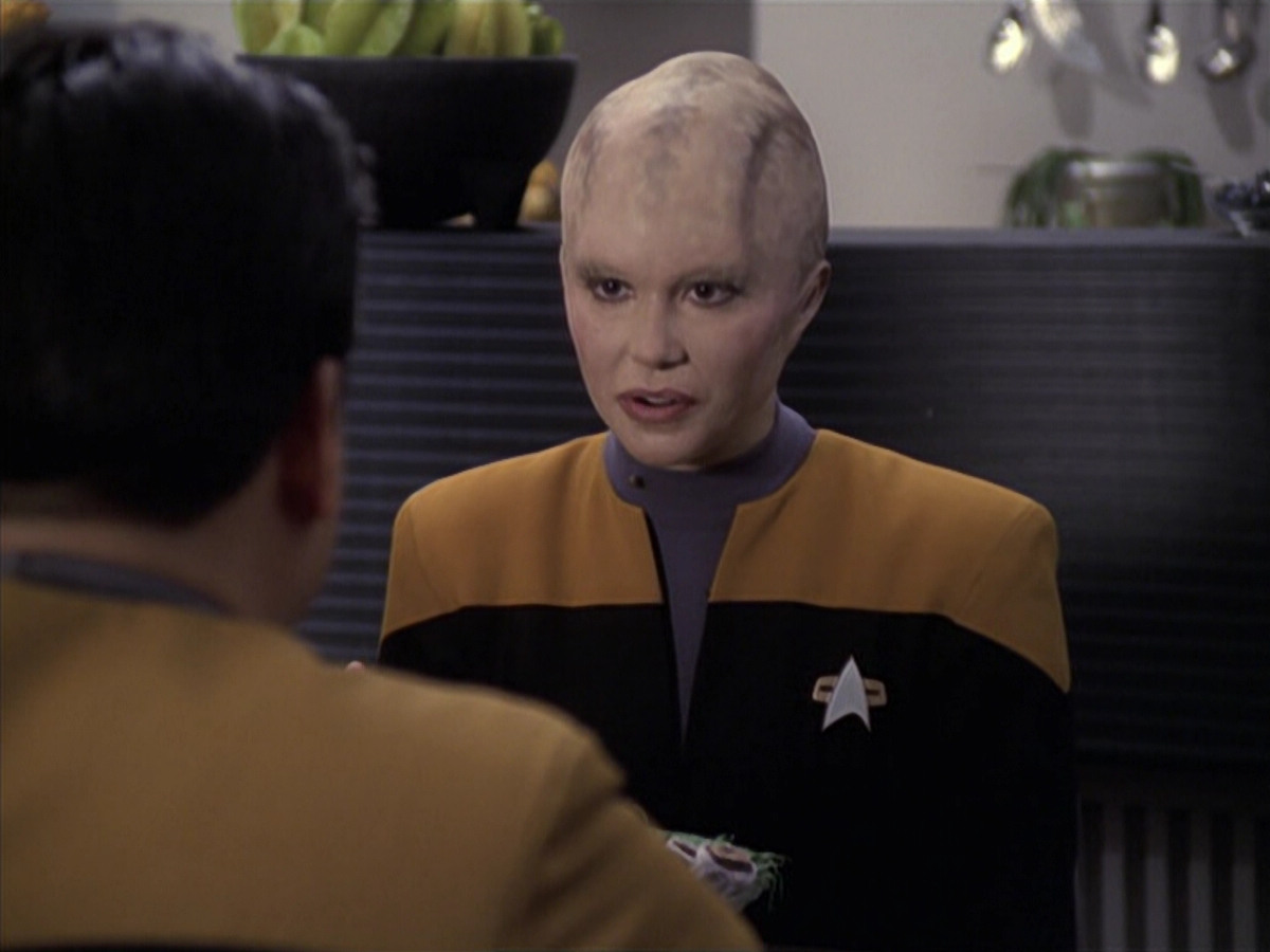 extant_StarTrek_VOY_6x18-AshesToAshes_01596.jpg