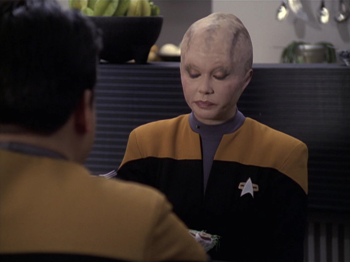 extant_StarTrek_VOY_6x18-AshesToAshes_01627.jpg