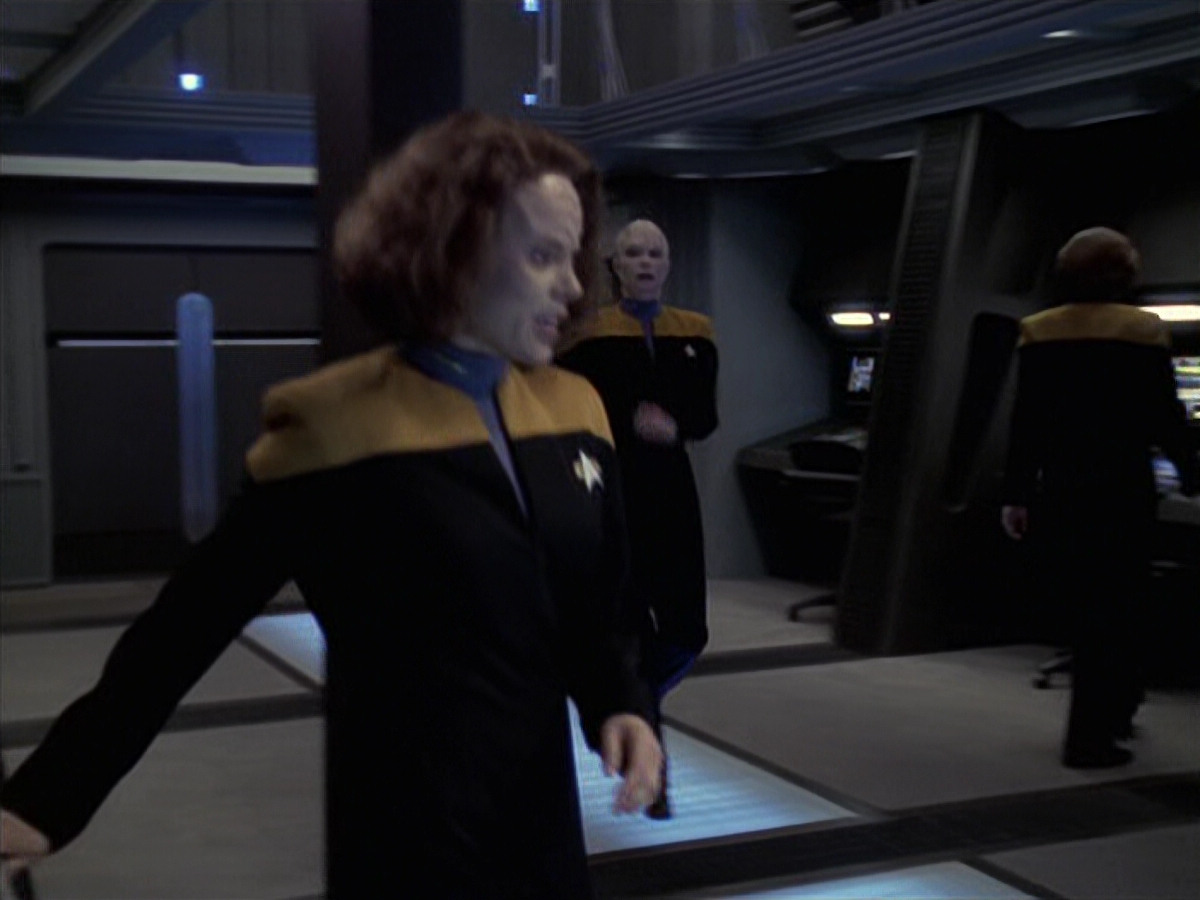 extant_StarTrek_VOY_6x18-AshesToAshes_01655.jpg