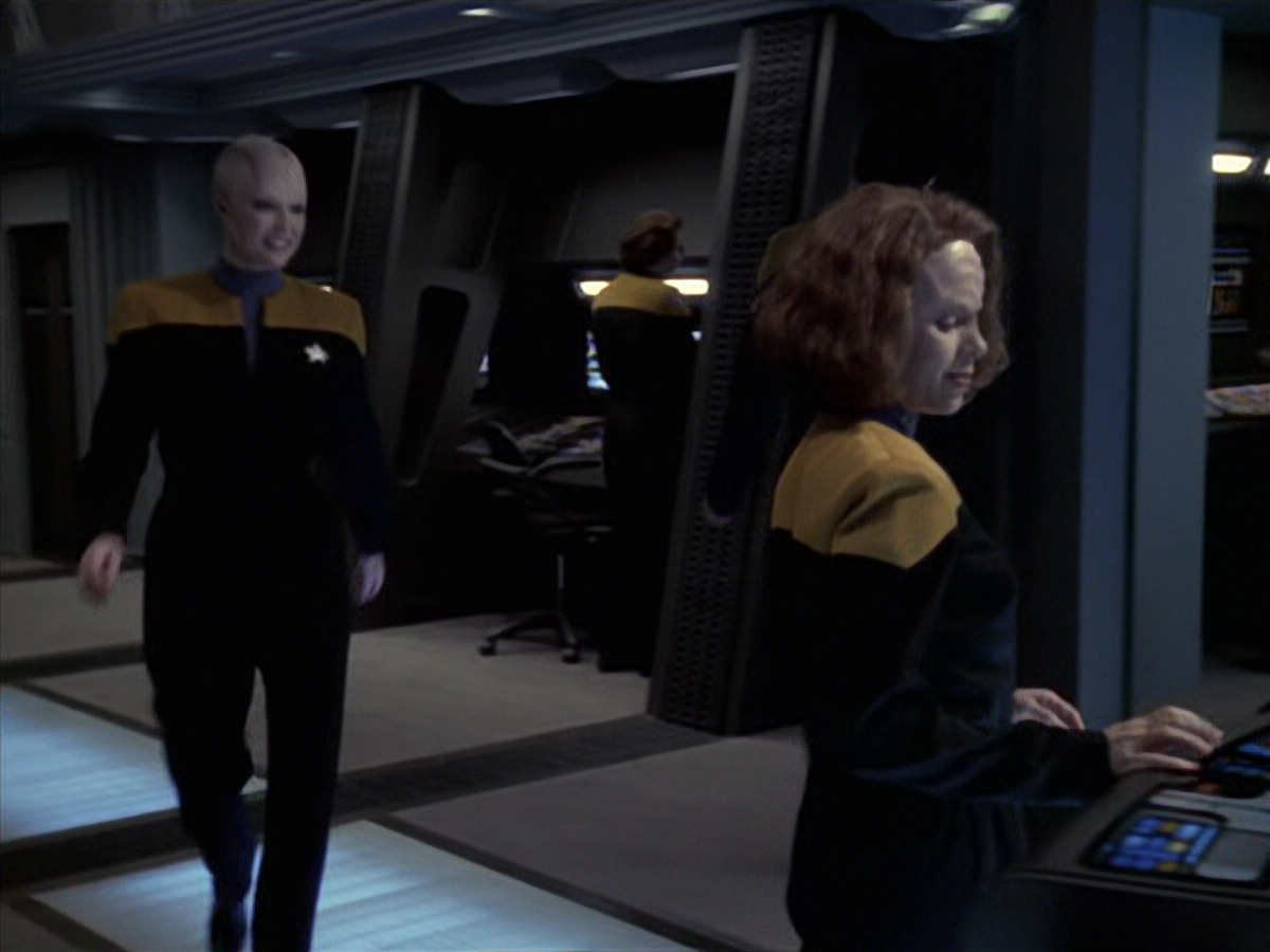 extant_StarTrek_VOY_6x18-AshesToAshes_01657.jpg