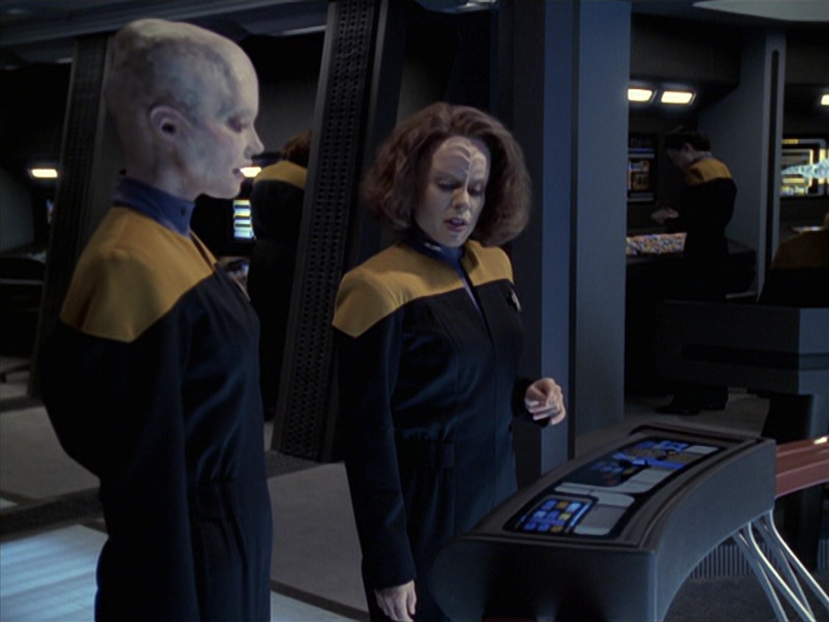 extant_StarTrek_VOY_6x18-AshesToAshes_01663.jpg
