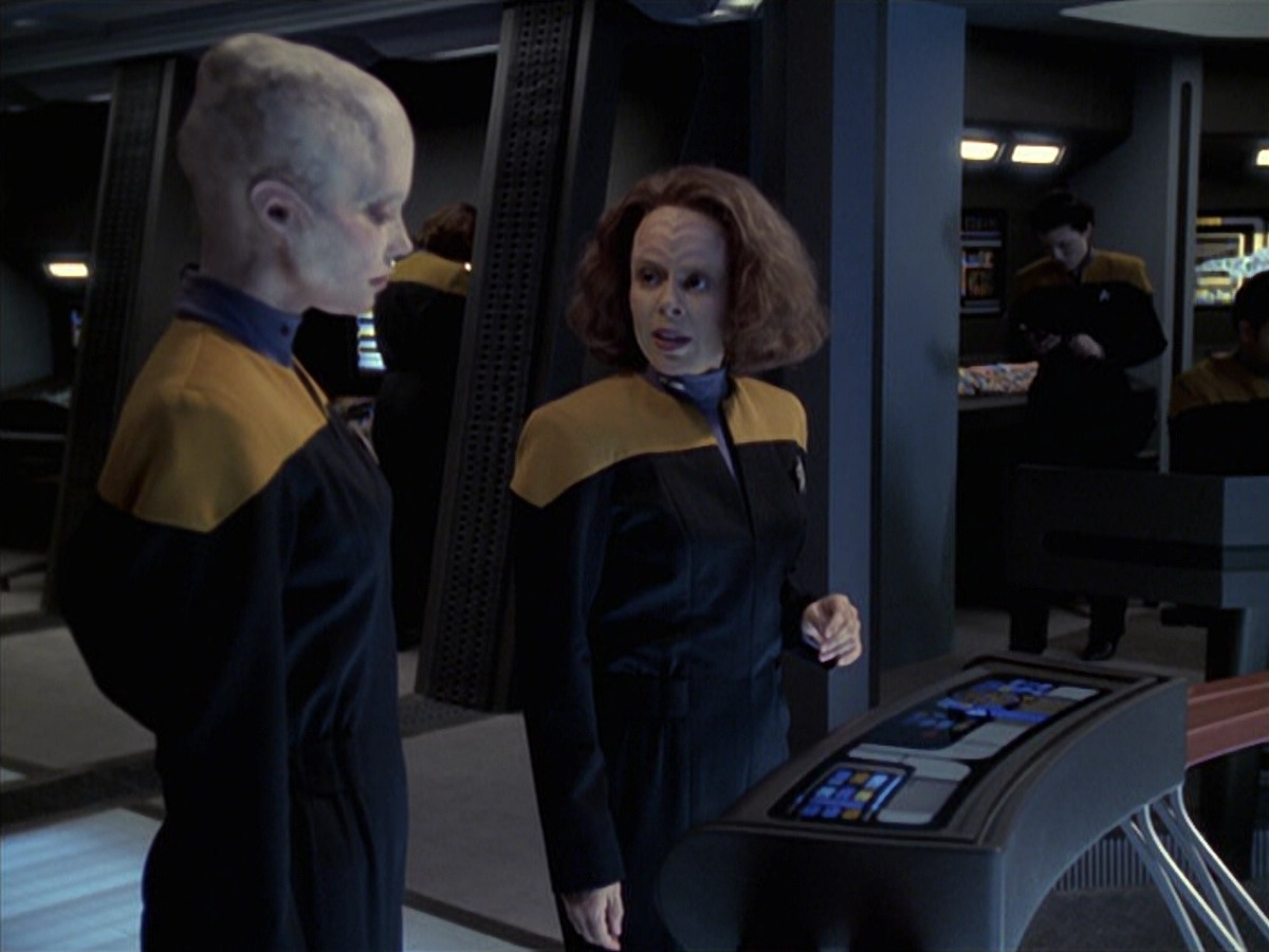 extant_StarTrek_VOY_6x18-AshesToAshes_01666.jpg