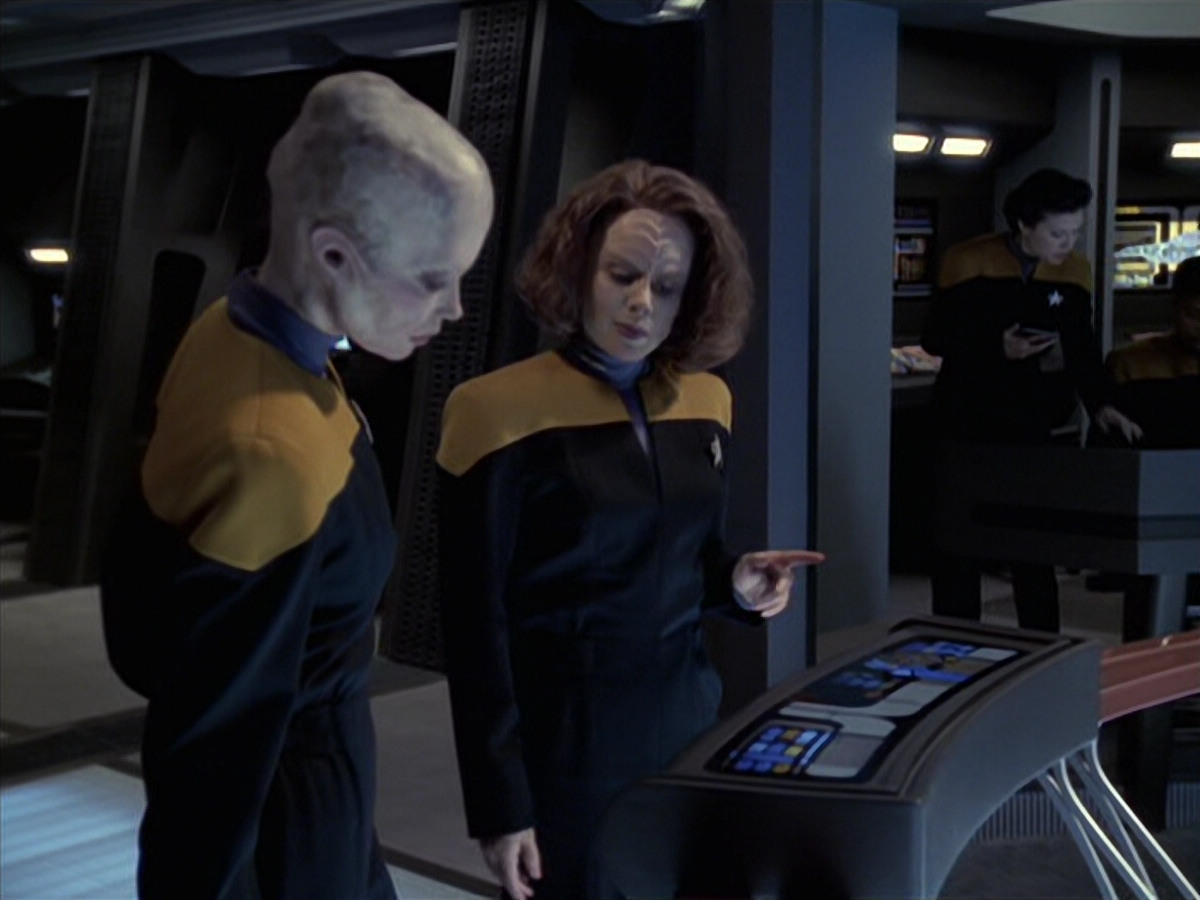 extant_StarTrek_VOY_6x18-AshesToAshes_01668.jpg