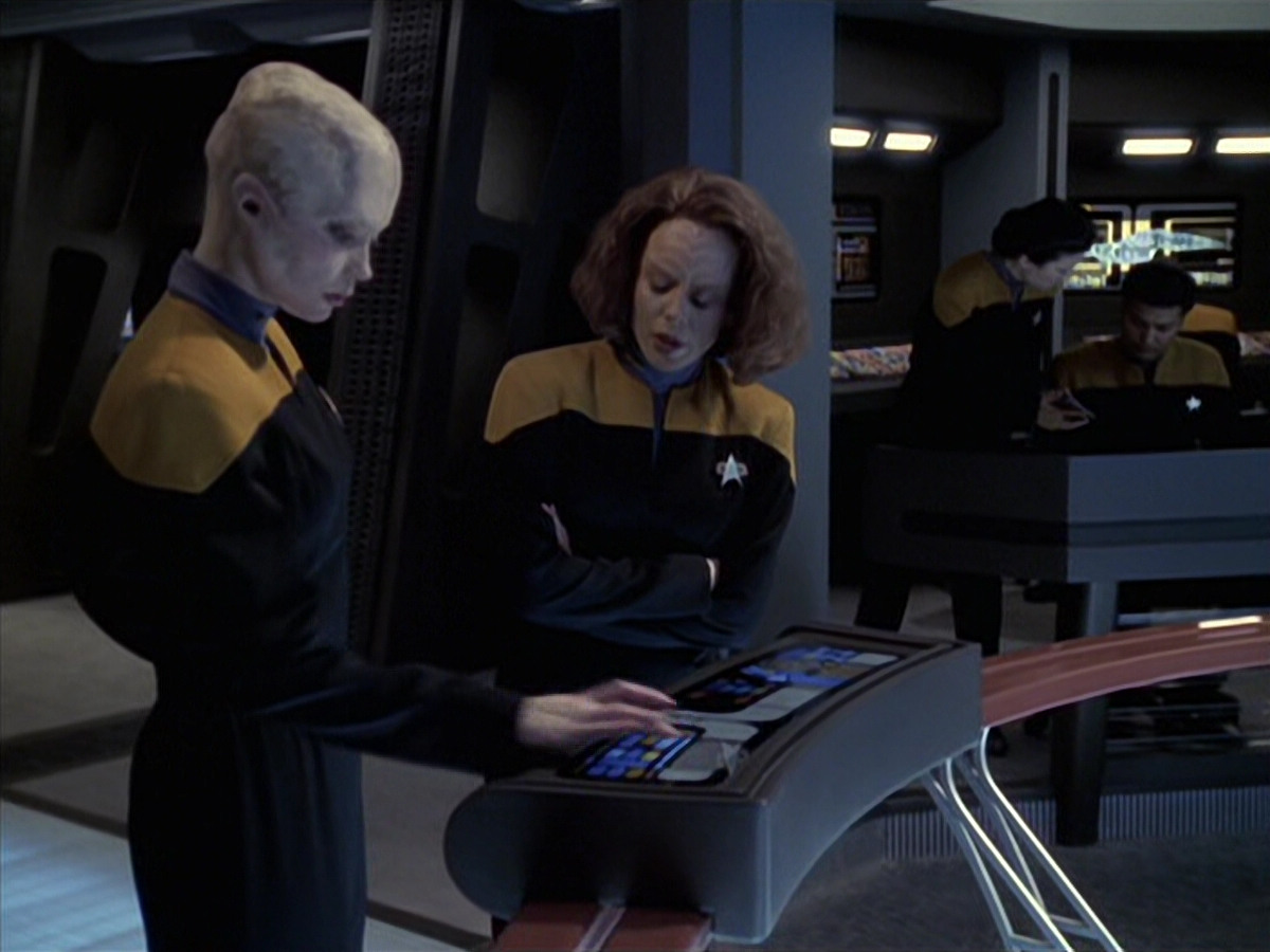 extant_StarTrek_VOY_6x18-AshesToAshes_01670.jpg