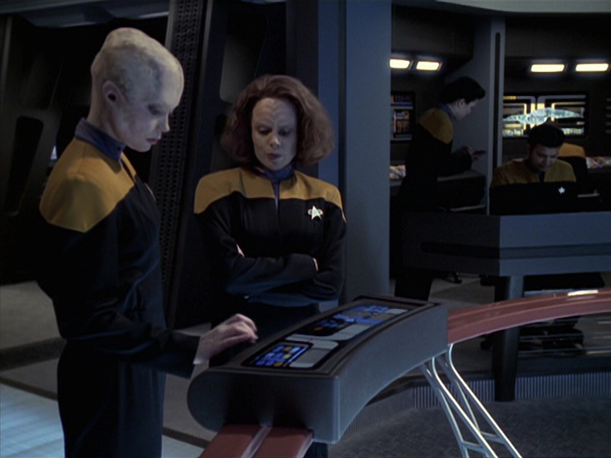 extant_StarTrek_VOY_6x18-AshesToAshes_01672.jpg