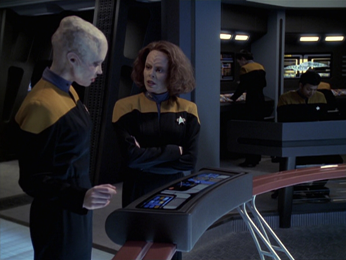 extant_StarTrek_VOY_6x18-AshesToAshes_01675.jpg