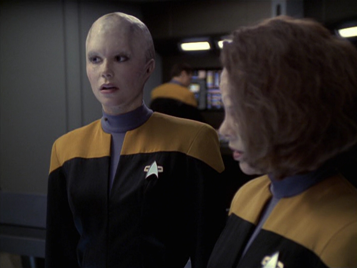 extant_StarTrek_VOY_6x18-AshesToAshes_01724.jpg