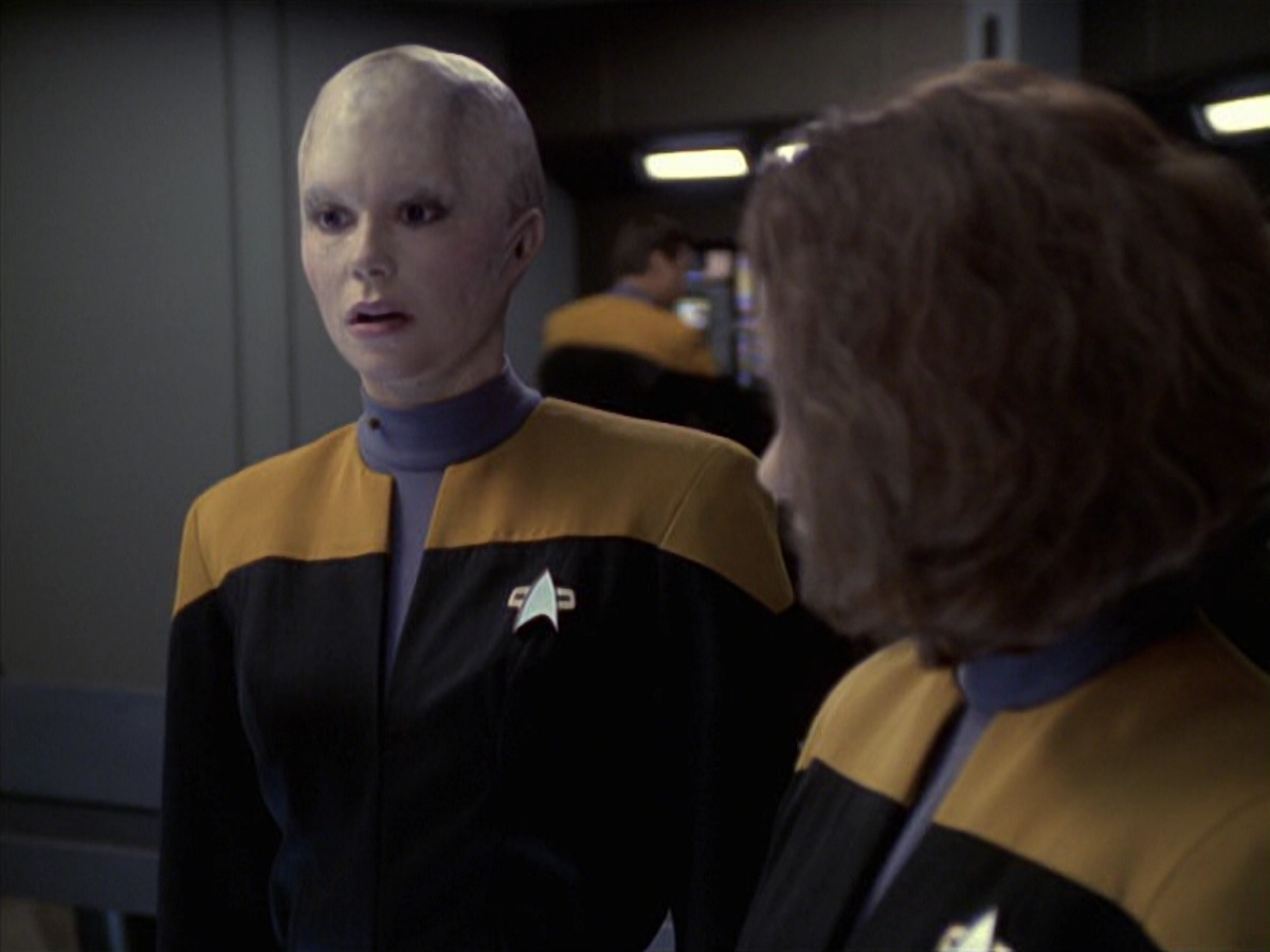 extant_StarTrek_VOY_6x18-AshesToAshes_01725.jpg