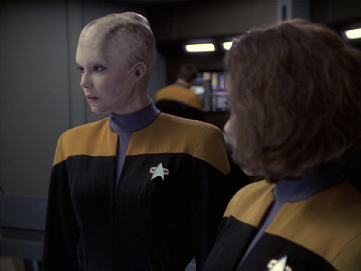 extant_StarTrek_VOY_6x18-AshesToAshes_01732.jpg