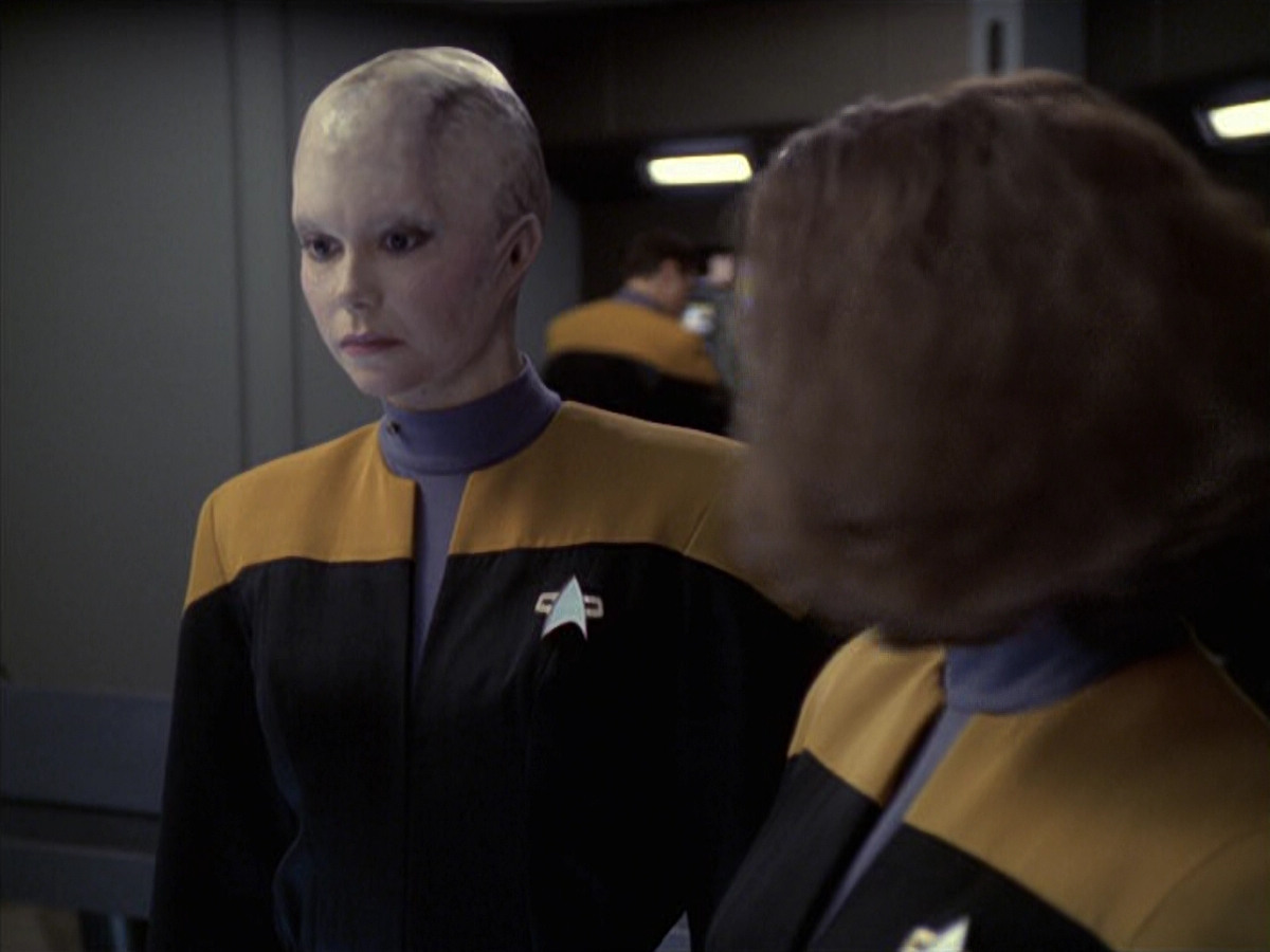 extant_StarTrek_VOY_6x18-AshesToAshes_01738.jpg