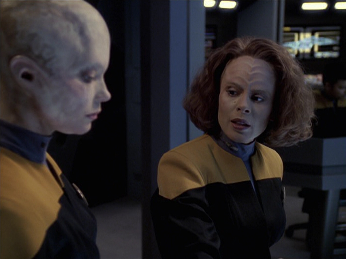 extant_StarTrek_VOY_6x18-AshesToAshes_01743.jpg