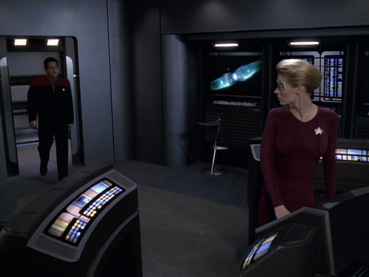 extant_StarTrek_VOY_6x18-AshesToAshes_01765.jpg