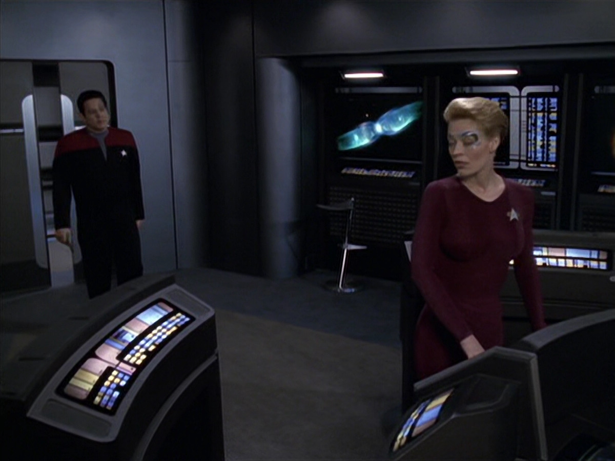 extant_StarTrek_VOY_6x18-AshesToAshes_01766.jpg