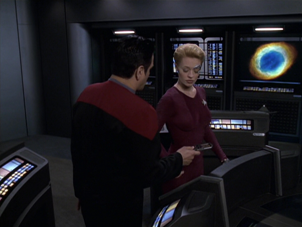 extant_StarTrek_VOY_6x18-AshesToAshes_01771.jpg