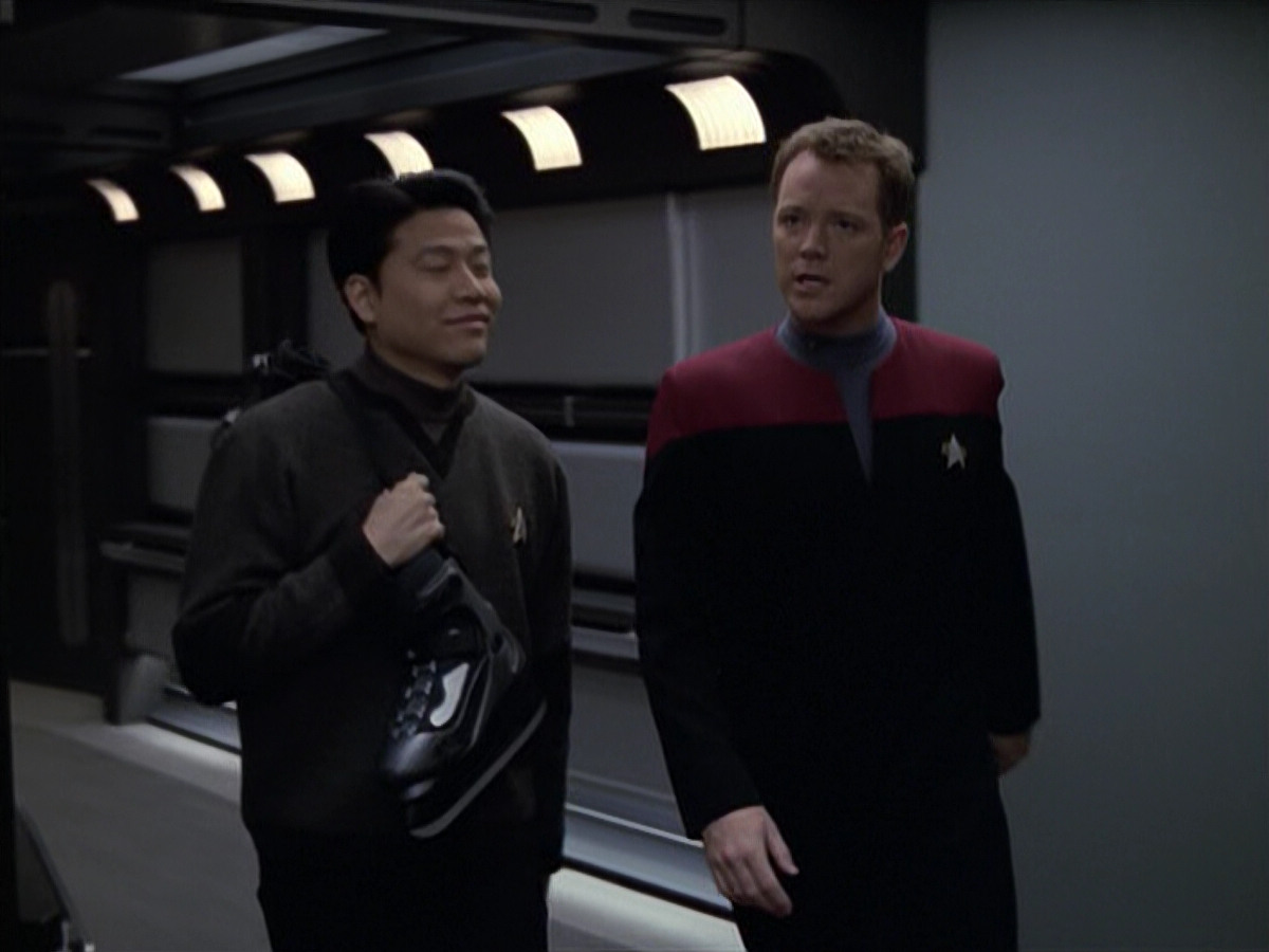 extant_StarTrek_VOY_6x18-AshesToAshes_01928.jpg