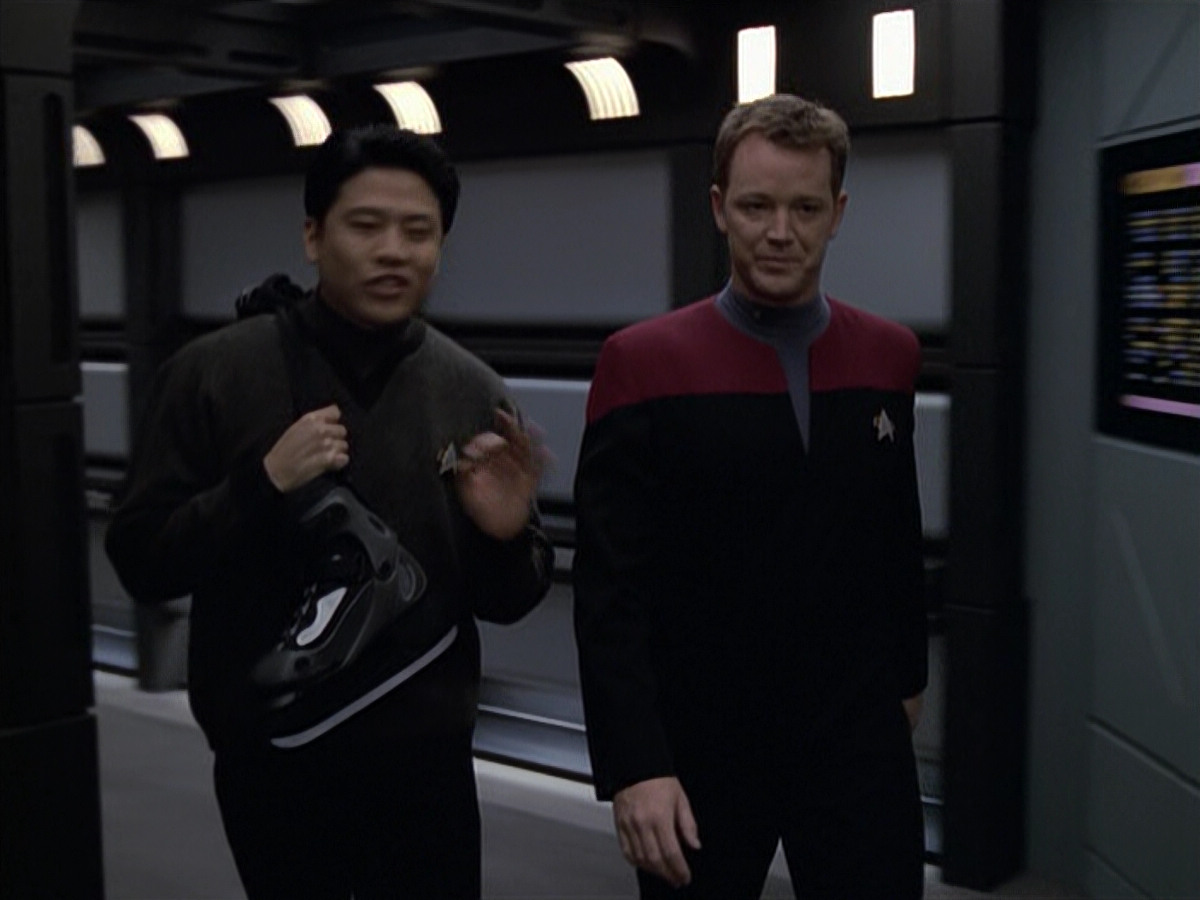 extant_StarTrek_VOY_6x18-AshesToAshes_01935.jpg